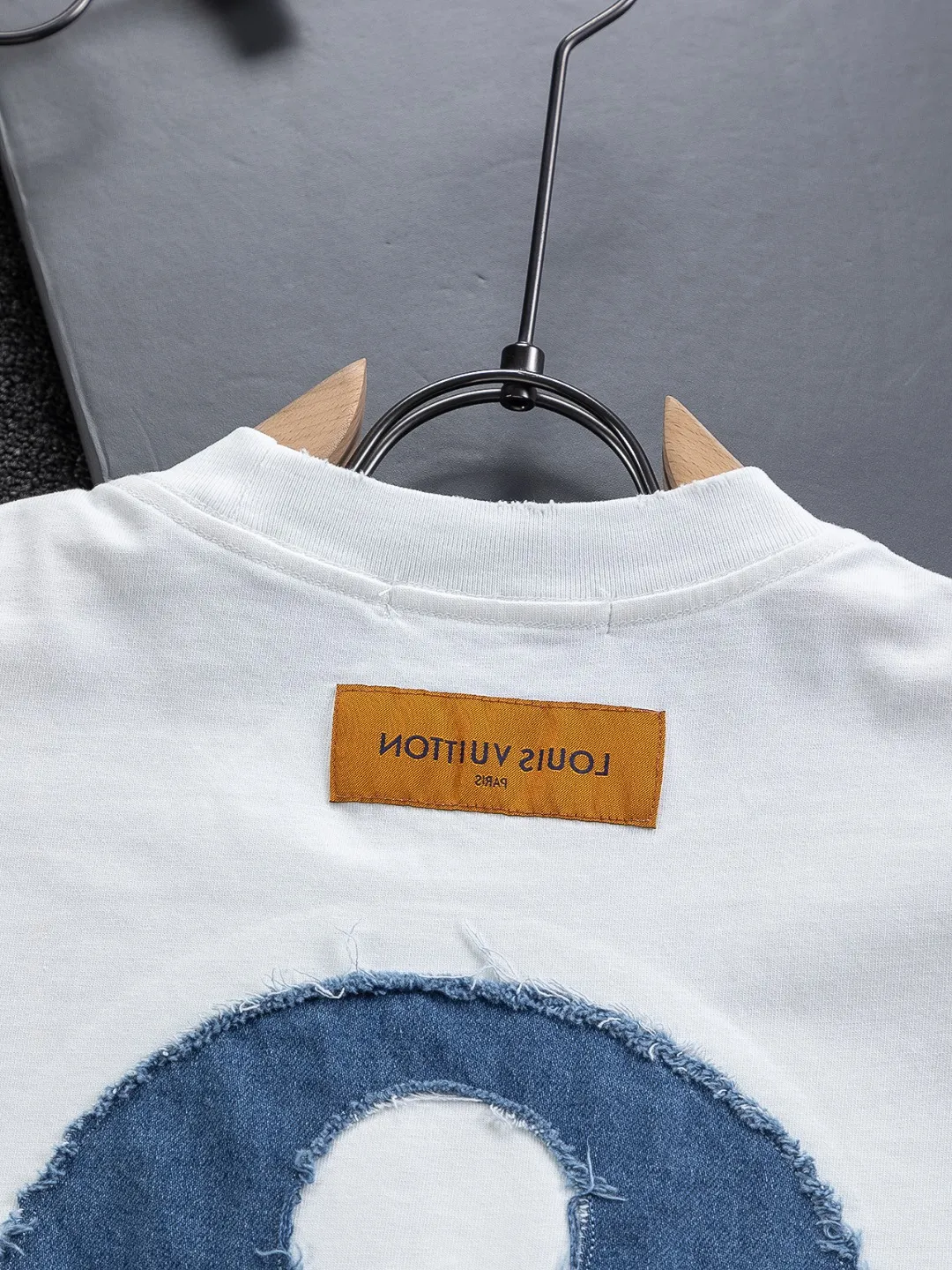 🅿️200 Louis Vuitton 1V LV lv slightly wide version S-XL LV 26ss new products are available at counters simultaneously. Multiple craftsmanship. Water-worn front and rear denim patches with letters 🪡 embroidery. Round neck short-sleeved T-shirt, same style for men and women! Consigned to one-to-one creation. Synchronized with the official website, pure cotton fabrics at the counter! It is close to the skin and comfortable, durable and easy to wear. It has a classic and simple logo design and meticulous original craftsmanship. Short-sleeves, a must-have item for men, do not appear to be the same for the general public, but must be unique and eye-catching. This LV short-sleeve is all about quality, comfort, the same shape and fashion as always, including fabrics and cutting techniques. All of them have been made with great effort! 320 grams of washed pure cotton fabric, pure cotton is breathable, very refreshing and comfortable for daily wear. The rib knitting on the neckline is smooth and tight, and the neckline will not be skewed if you toss it at will. The loose version, you will find that it looks really good on the upper body. The overall is minimalist and neat, super versatile for daily use! Pair it casually with a pair of pants for a youthful look. A T-shirt will make your outfit crazy. It is a fashionable item that can never go wrong! Color: Black White Size: S-XL Size chart: S: Shoulder width 50-Bust 56-Length 70 M: Shoulder width 52-Bust 57-Length 72 L: Shoulder width 54-Bust 59-Length 74 XL: Shoulder width 56-Bust 62-Length 76